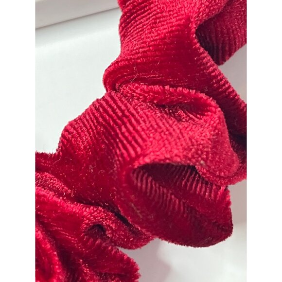 Scunci Red Velvet Pearl Scrunchie Hair Tie Bow Ponytail Holder - Picture 4 of 4